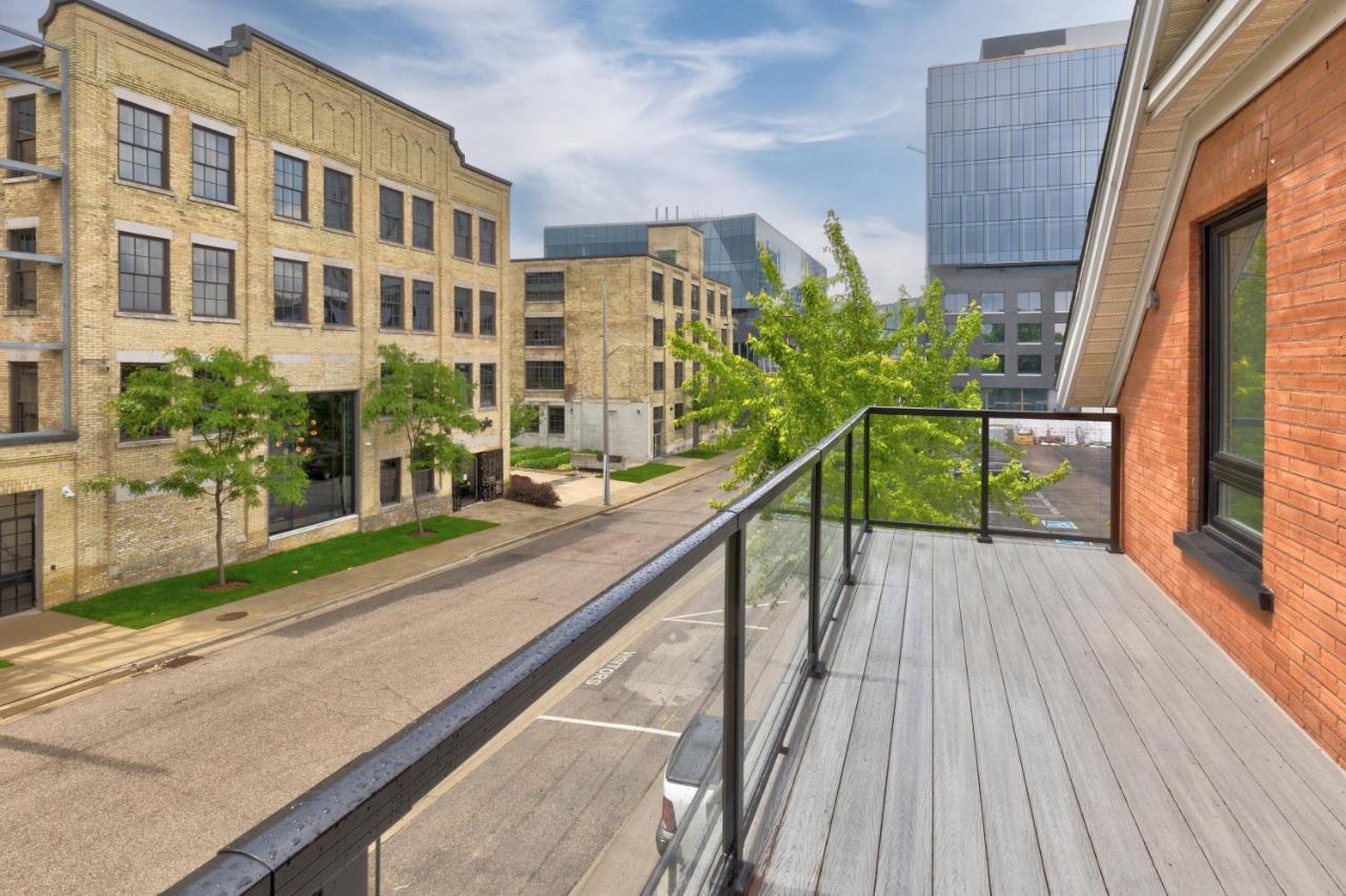Entire 1 Bedroom Apartment Across From Google - Br5 キッチナー エクステリア 写真