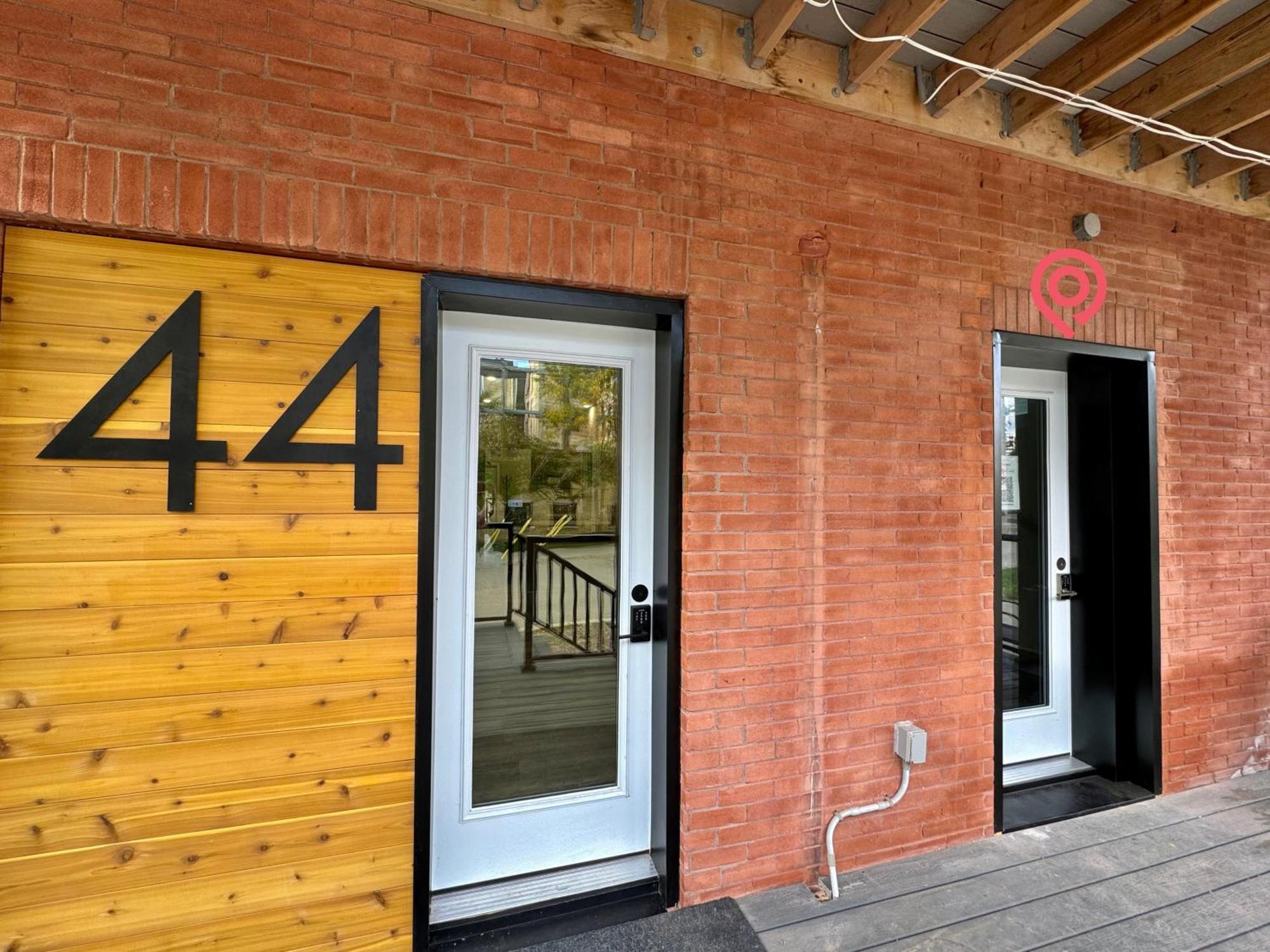 Entire 1 Bedroom Apartment Across From Google - Br5 キッチナー エクステリア 写真