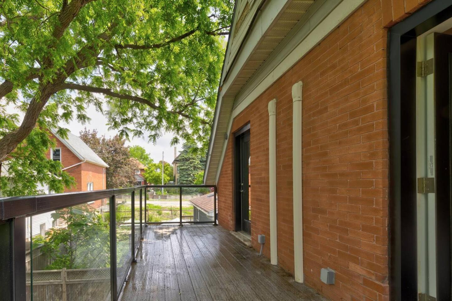Entire 1 Bedroom Apartment Across From Google - Br5 キッチナー エクステリア 写真