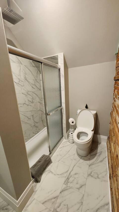 Entire 1 Bedroom Apartment Across From Google - Br5 キッチナー エクステリア 写真