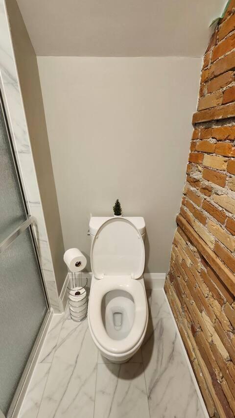 Entire 1 Bedroom Apartment Across From Google - Br5 キッチナー エクステリア 写真
