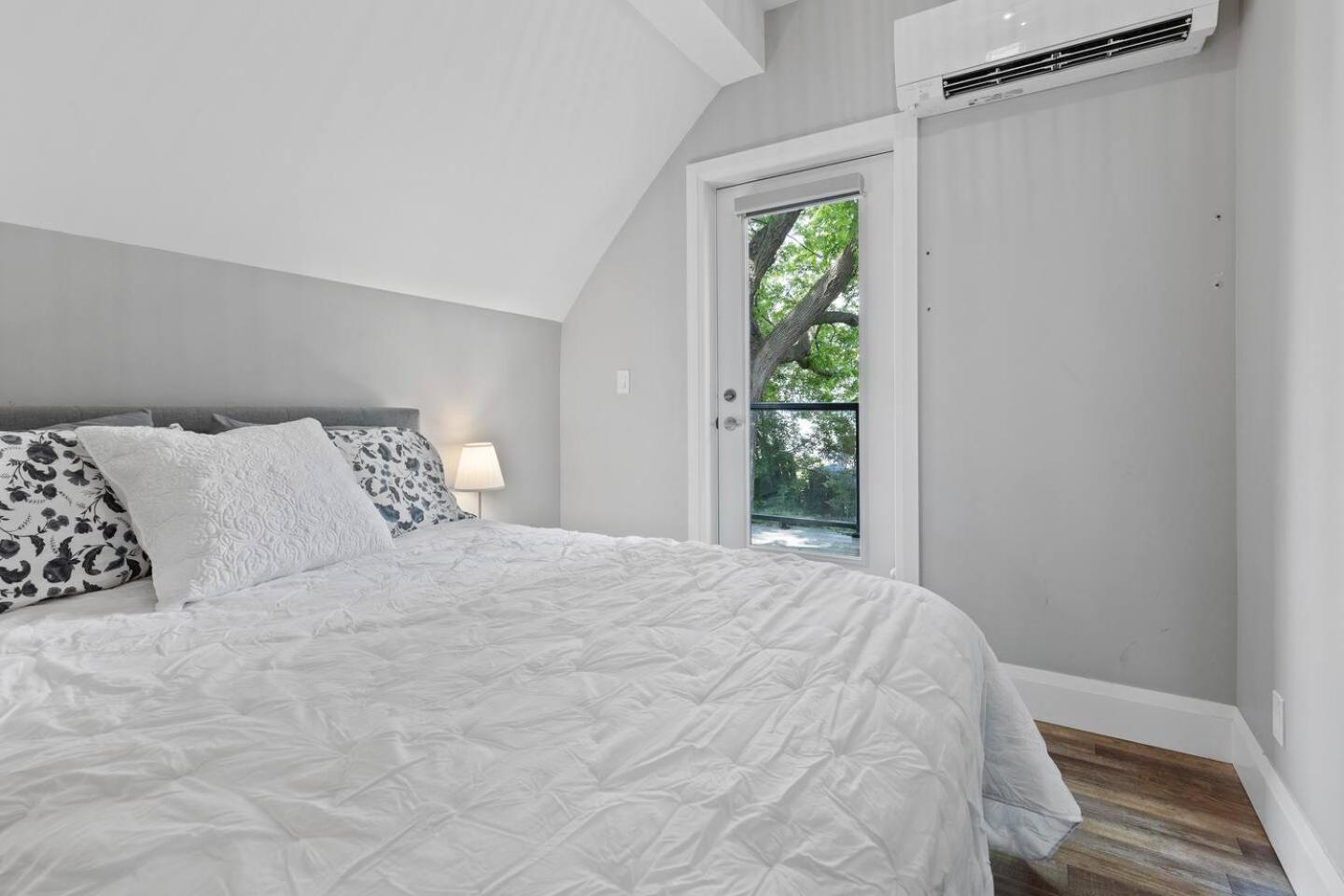 Entire 1 Bedroom Apartment Across From Google - Br5 キッチナー エクステリア 写真