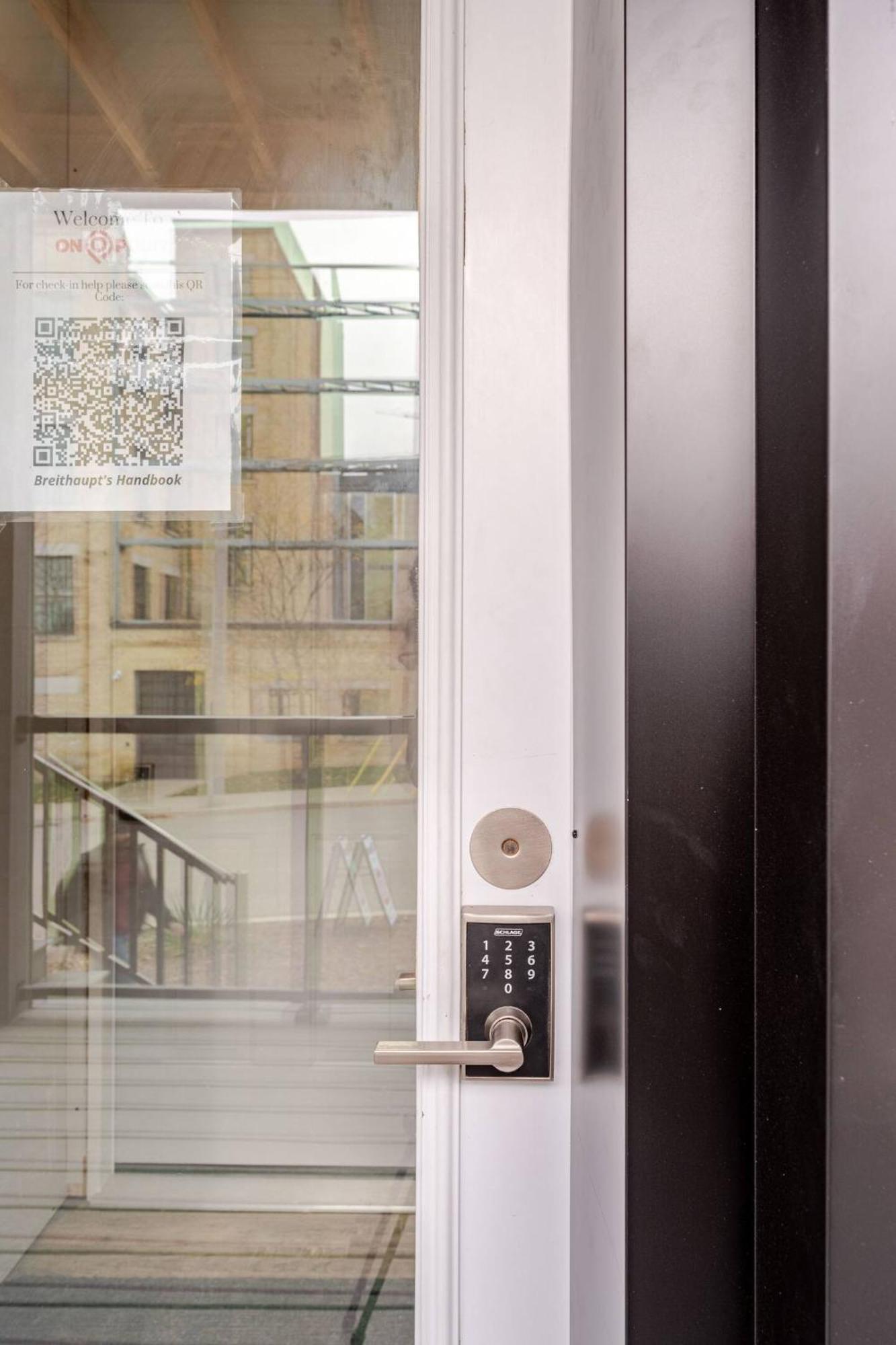 Entire 1 Bedroom Apartment Across From Google - Br5 キッチナー エクステリア 写真