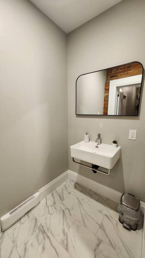 Entire 1 Bedroom Apartment Across From Google - Br5 キッチナー エクステリア 写真